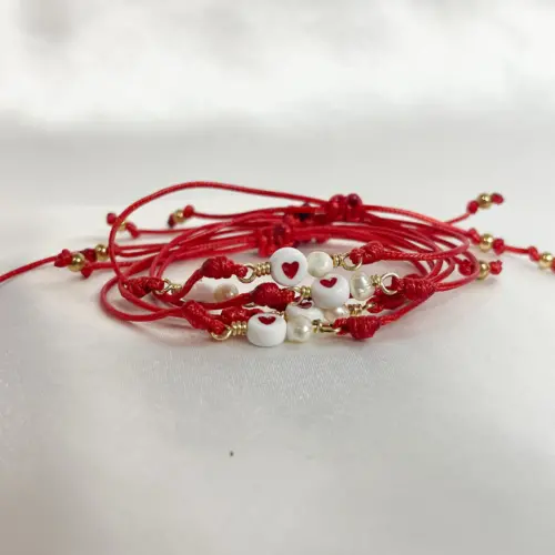 Pulsera de Corazón y Cordón Rojo: Amor y Amistad en un Detalle Encantador
