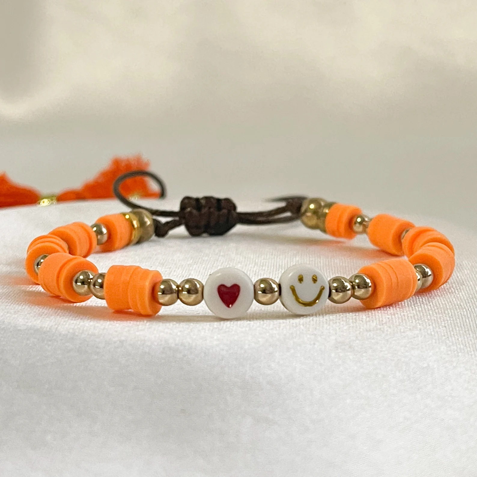 Pulseras Heishi con Corazón y Cara Feliz: Alegría y Amor en tu Muñeca - Imagen 2