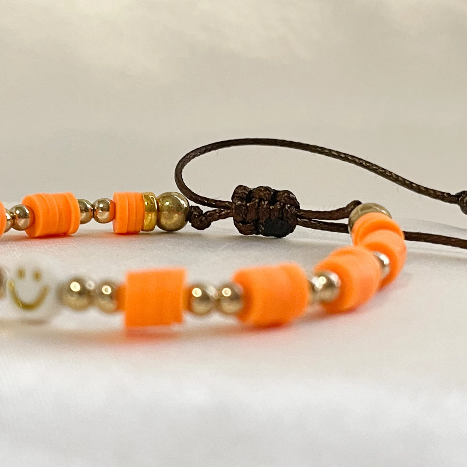 Pulseras Heishi con Corazón y Cara Feliz: Alegría y Amor en tu Muñeca - Imagen 9