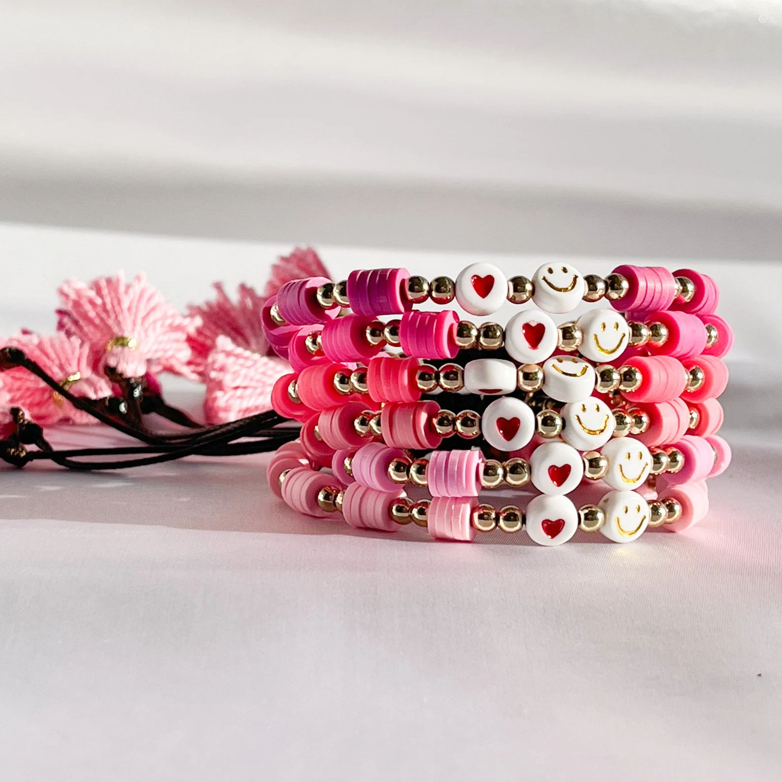 Pulseras Heishi con Corazón y Cara Feliz: Alegría y Amor en tu Muñeca - Imagen 6