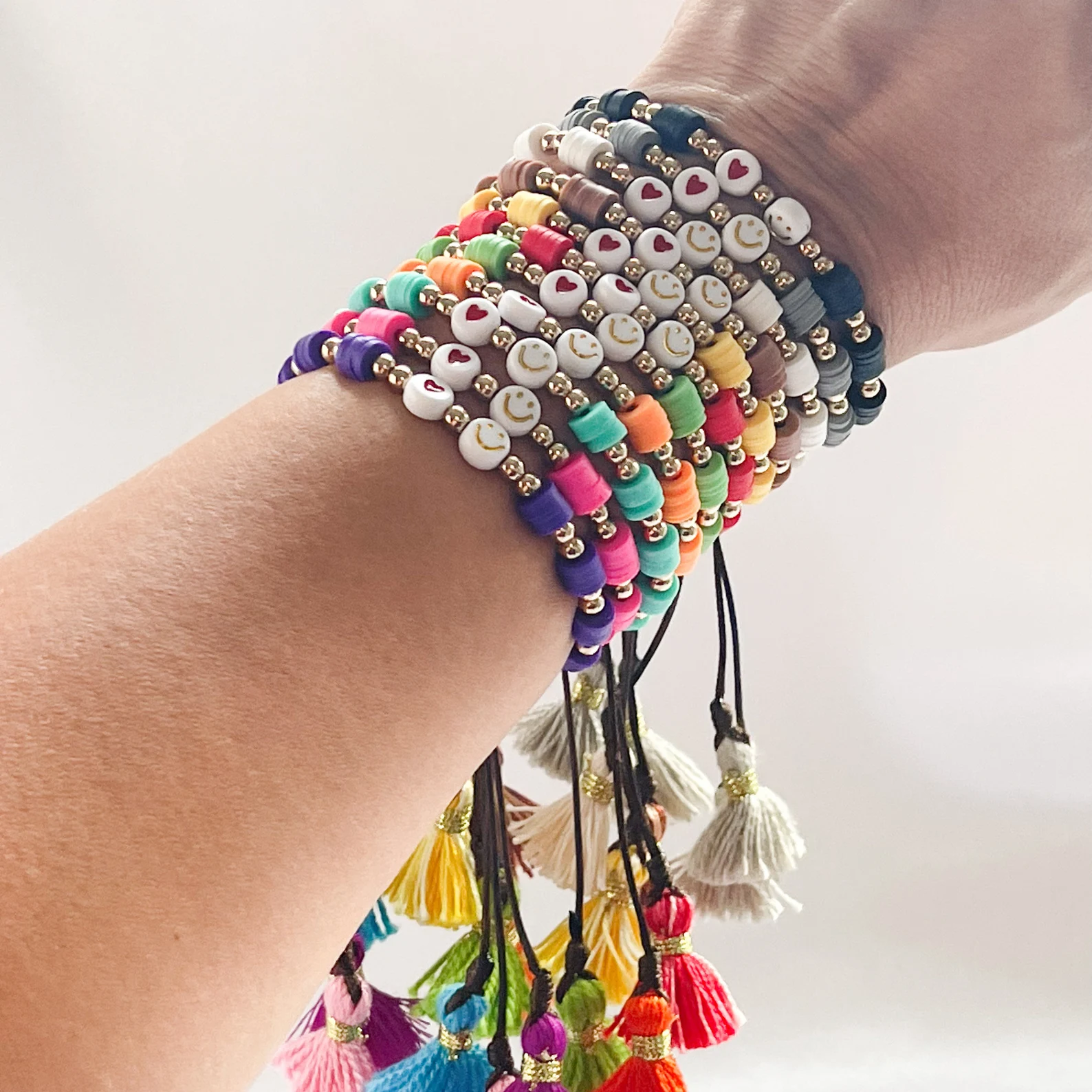 Pulseras Heishi con Corazón y Cara Feliz: Alegría y Amor en tu Muñeca - Imagen 5
