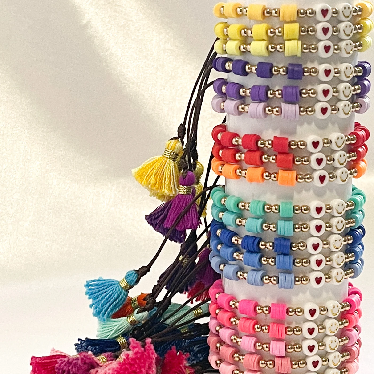 Pulseras Heishi con Corazón y Cara Feliz: Alegría y Amor en tu Muñeca